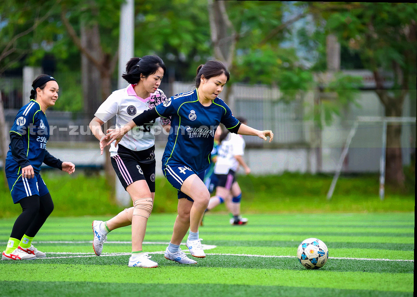 暗调会馆门廊局部，金属与石材在暖光下形成反光